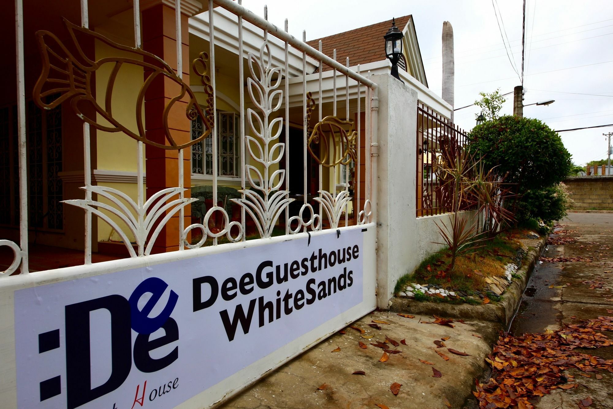 Dee Guesthouse White Sands Мактан Экстерьер фото